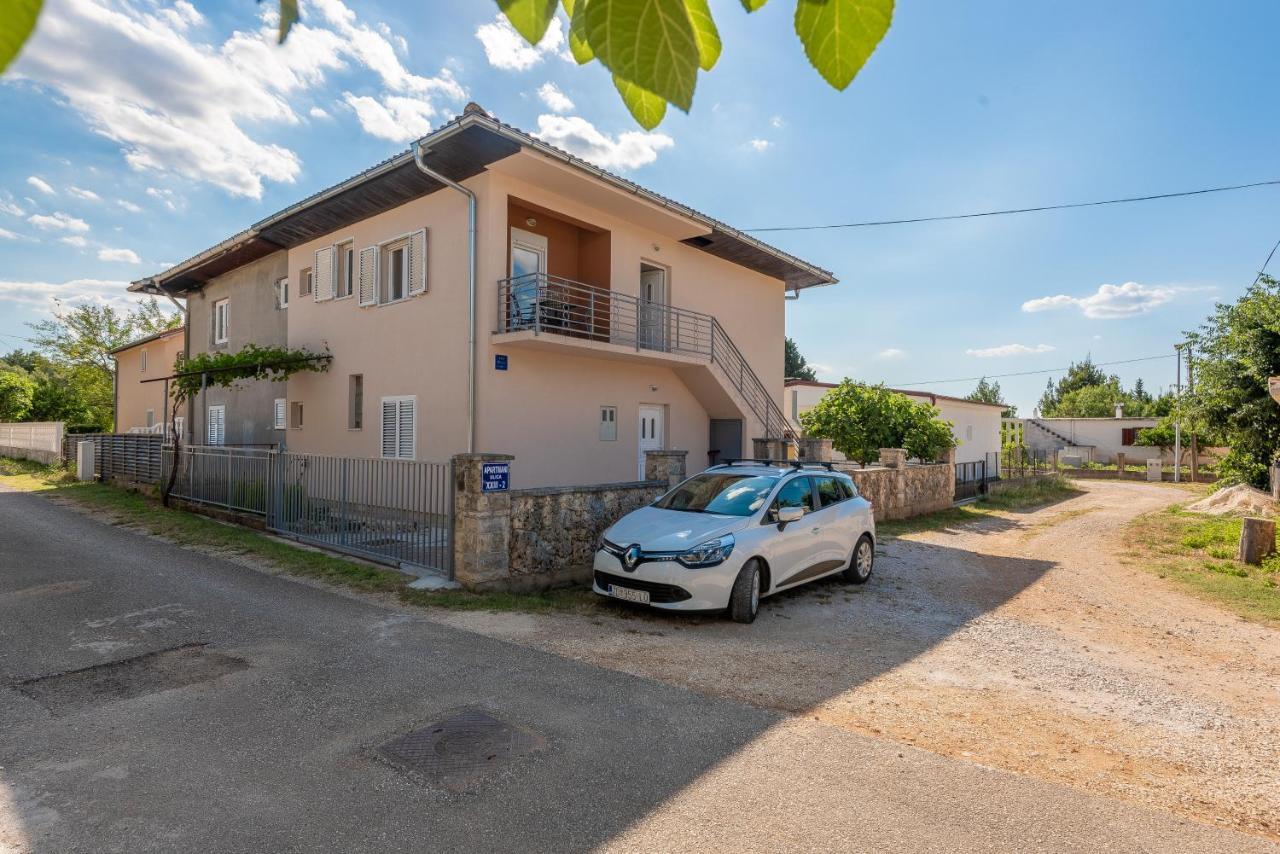 Apartmani Mila Gornji Karin Exterior foto